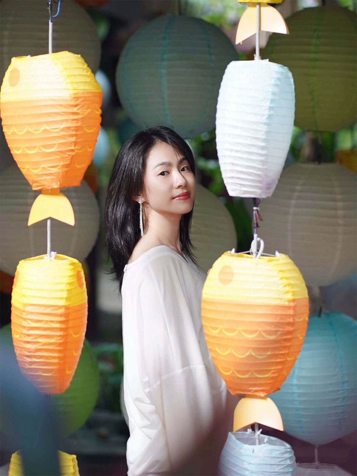 Lương Bích Hữu khoe góc mặt trẻ trung khi chụp ảnh street style.