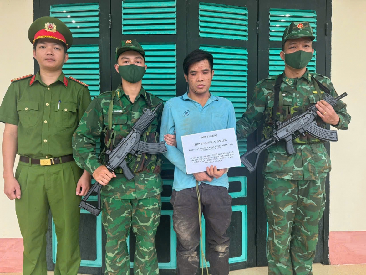 Đối tượng người Lào tàng trữ trái phép 138 viên ma túy tổng hợp. Ảnh: Biên phòng Thanh Hóa.