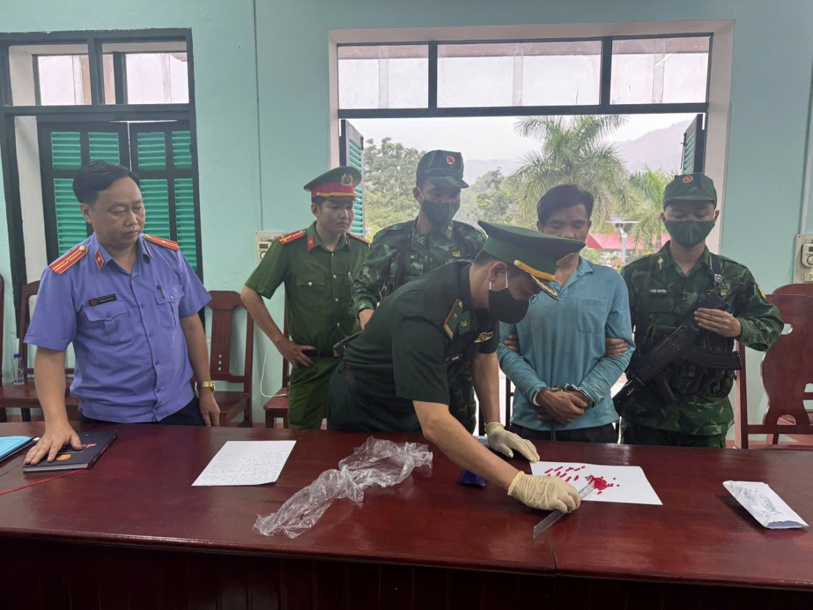 Đối tượng và tang vật vụ án. Ảnh: Biên phòng Thanh Hóa.