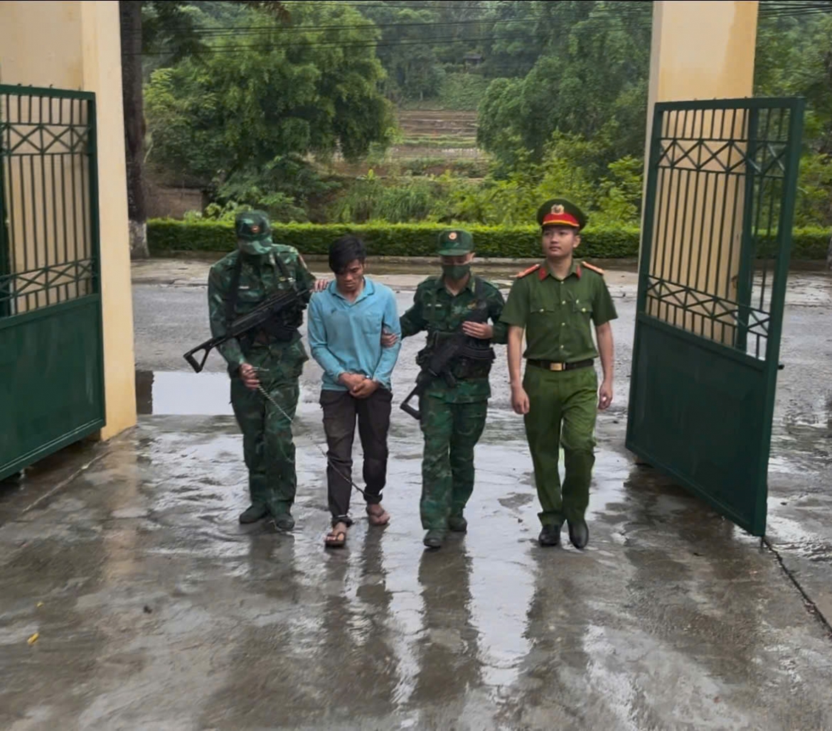 Lực lượng Bộ đội Biên phòng Thanh Hóa phối hợp Công an xã Mường Chanh bắt quả tang một đối tượng người Lào tàng trữ trái phép 138 viên ma túy tổng hợp. Ảnh: Biên phòng Thanh Hóa.