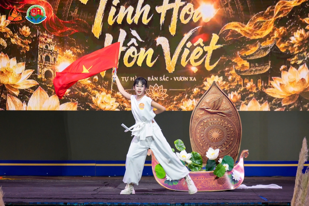 Chủ đề "Tự hào Việt Nam" được thể hiện xuyên suốt các phần trình diễn