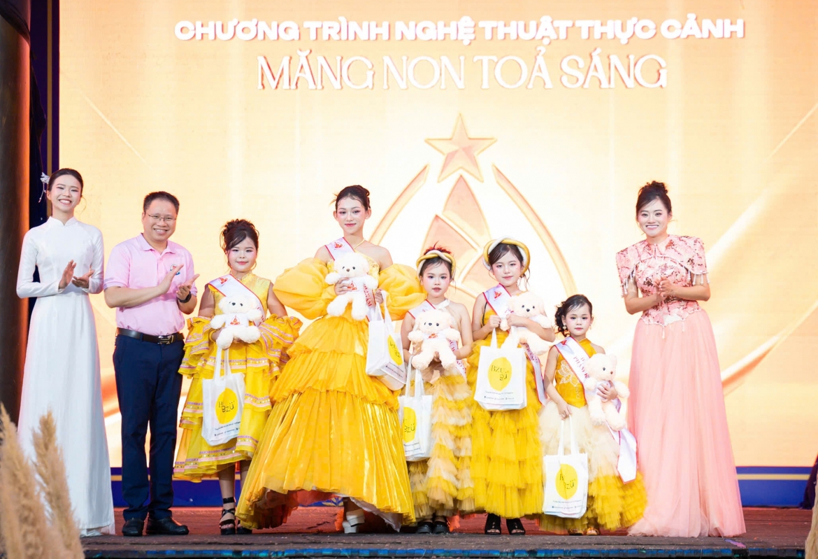 Đêm diễn nghệ thuật "Măng non tỏa sáng" diễn ra tại sân khấu Thủy Đình, Phố cổ Hoa Lư (Ninh Bình).