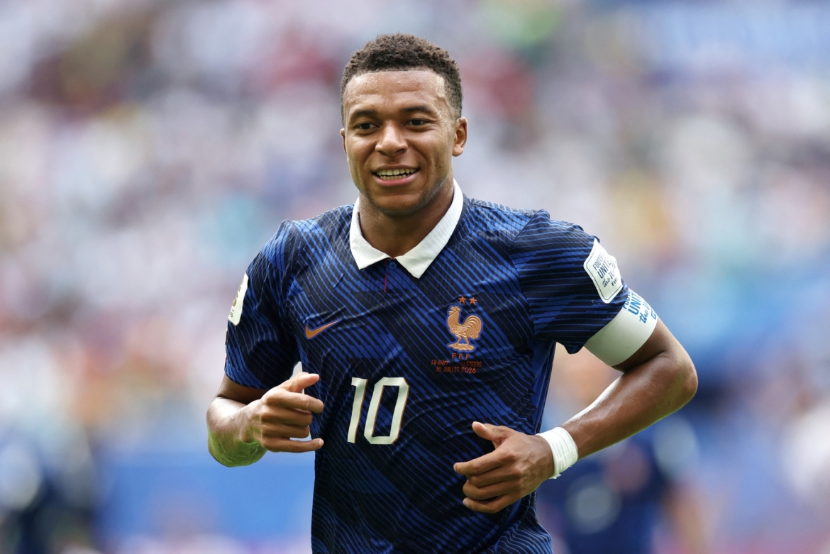 Tiền đạo: Kylian Mbappe giành ngôi Vua phá lưới World Cup 2026 cực kỳ thuyết phục với 10 bàn thắng sau 8 trận đấu. Tiền đạo này cũng vượt qua Lionel Messi để trở thành chân sút vĩ đại nhất lịch sử World Cup khi có 22 bàn thắng và vẫn còn cơ hội gia tăng thành tích kỷ lục.