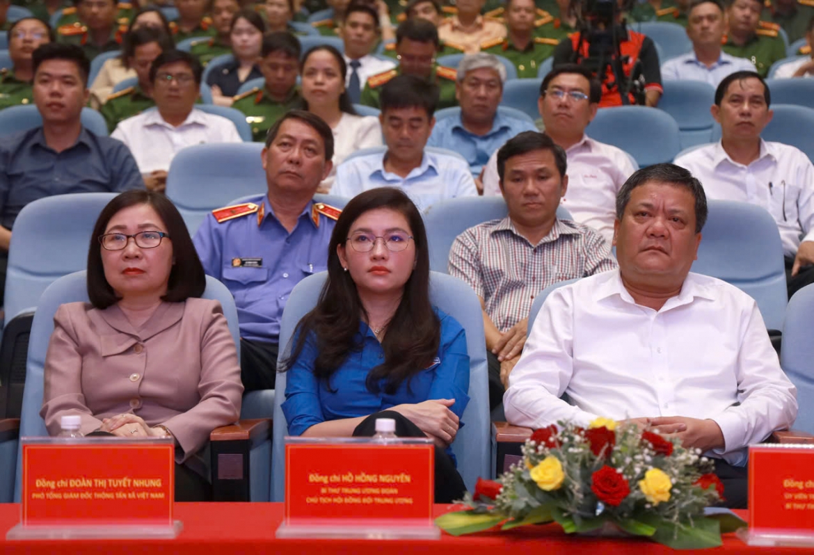 Lãnh đạo các ban, bộ, ngành Trung ương và tỉnh Khánh Hòa tham gia phát động.