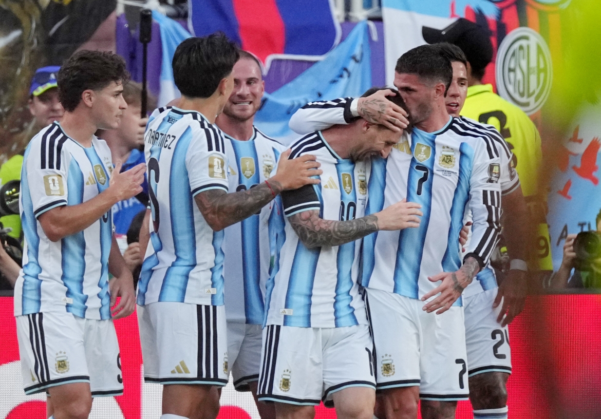Messi và các đồng đội ăn mừng sau khi Mac Allister mở tỷ số trước Thụy Sĩ. (Ảnh: Reuters)