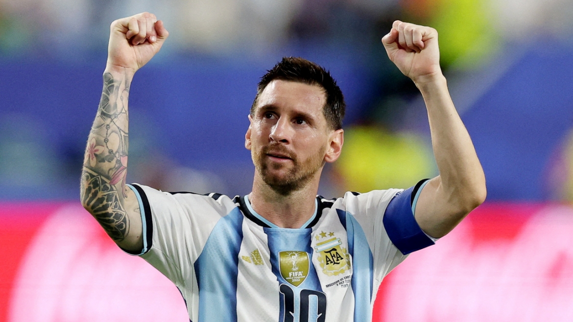 Lionel Messi ghi bàn giúp ĐT Argentina đi tiếp (Ảnh: Reuters)