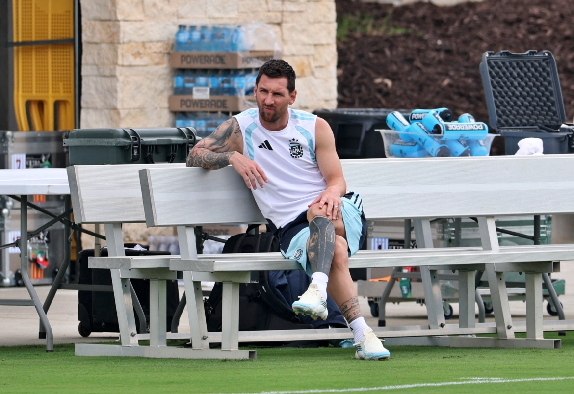 Lionel Messi hóa "anh chàng thư giãn" trong buổi tập cuối cùng của Argentina trước trận bán kết với ĐT Anh. (Ảnh: Reuters)
