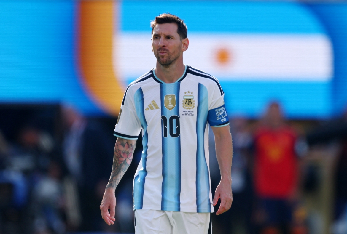Tiền đạo: Lionel Messi đã khiến tất cả phải ngả mũ thán phục với phong độ chói sáng ở tuổi 39. Với 8 bàn thắng và 4 pha kiến tạo, Lionel Messi đã kéo Argentina vào trận chung kết và khẳng định vị thế cầu thủ vĩ đại nhất lịch sử bóng đá. Chỉ tiếc rằng, Lionel Messi đã không thể tỏa sáng trong trận chung kết.