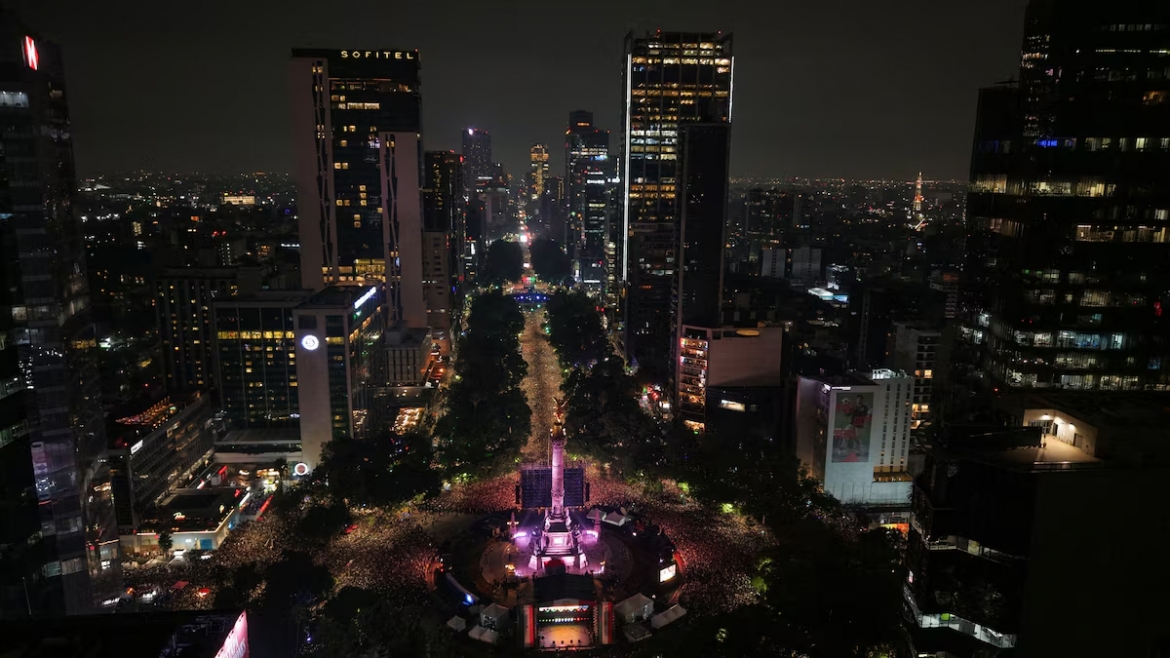 Người hâm mộ tại thủ đô Mexico City đổ ra đường sau khi đội tuyển Mexico đánh bại Ecuador để giành vé vào vòng 1/8 World Cup. Ảnh: Reuters.