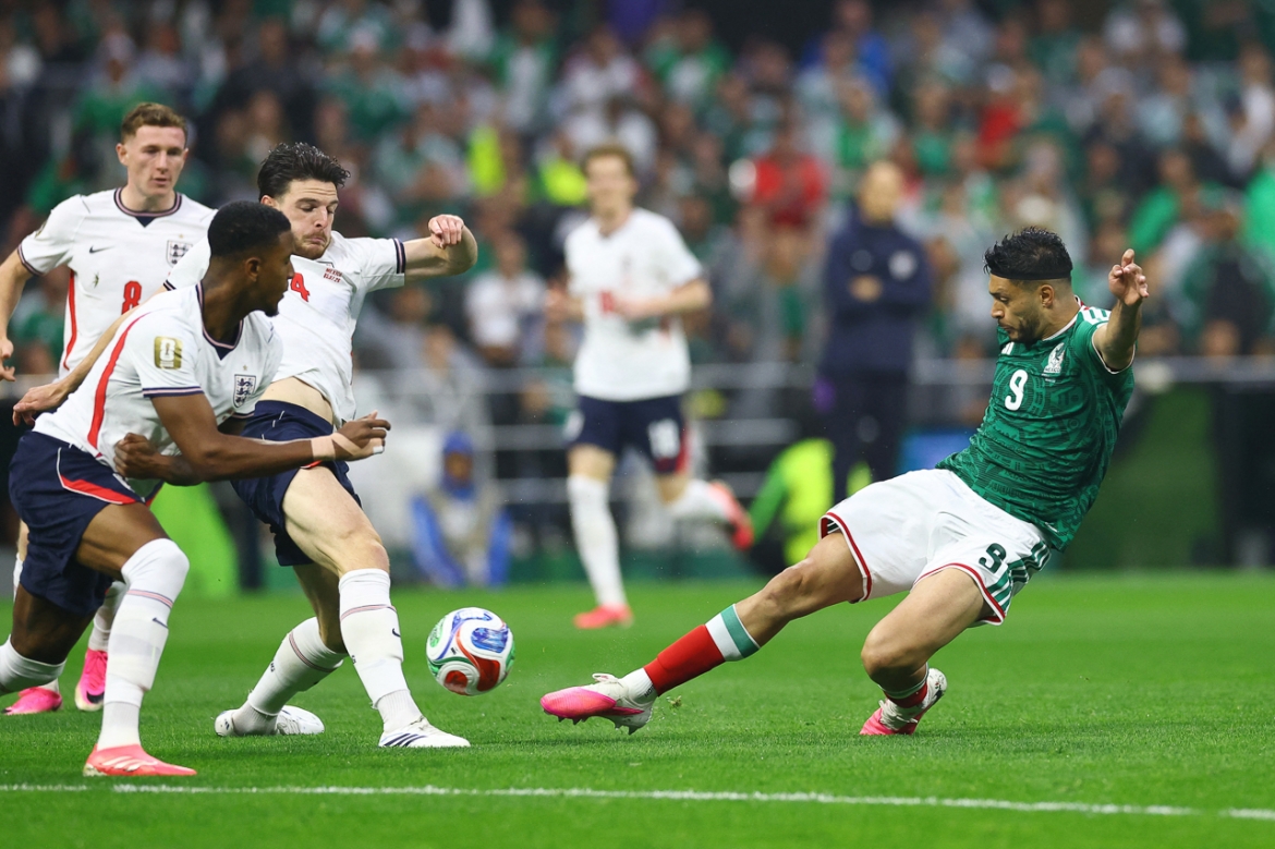 Raul Jimenez có pha dứt điểm đầu tiên (Ảnh: Reuters)