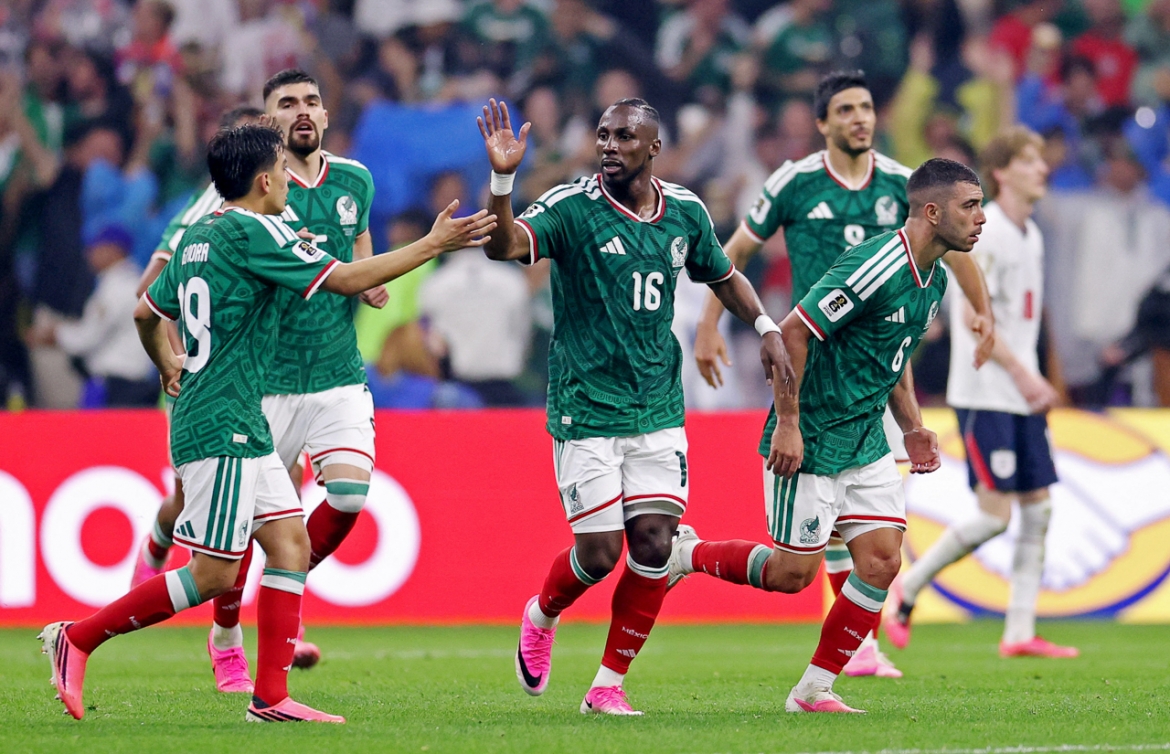 Quinones sau đó ghi bàn rút ngắn cách biệt cho ĐT Mexico (Ảnh: Reuters)