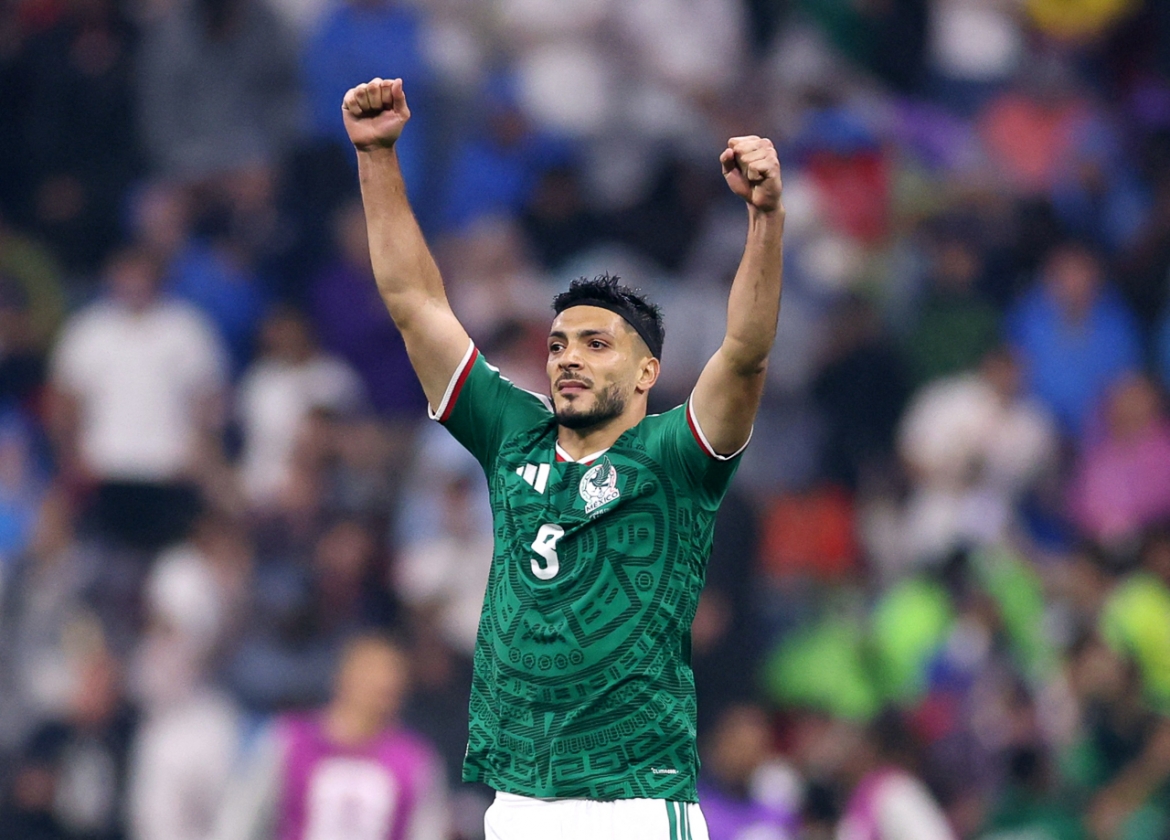 Raul Jimenez ghi bàn rút ngắn cách biệt cho ĐT Mexico (Ảnh: Reuters)