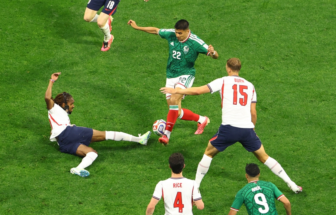 ĐT Anh nỗ lực ngăn cản các pha tấn công của ĐT Mexico (Ảnh: Reuters)