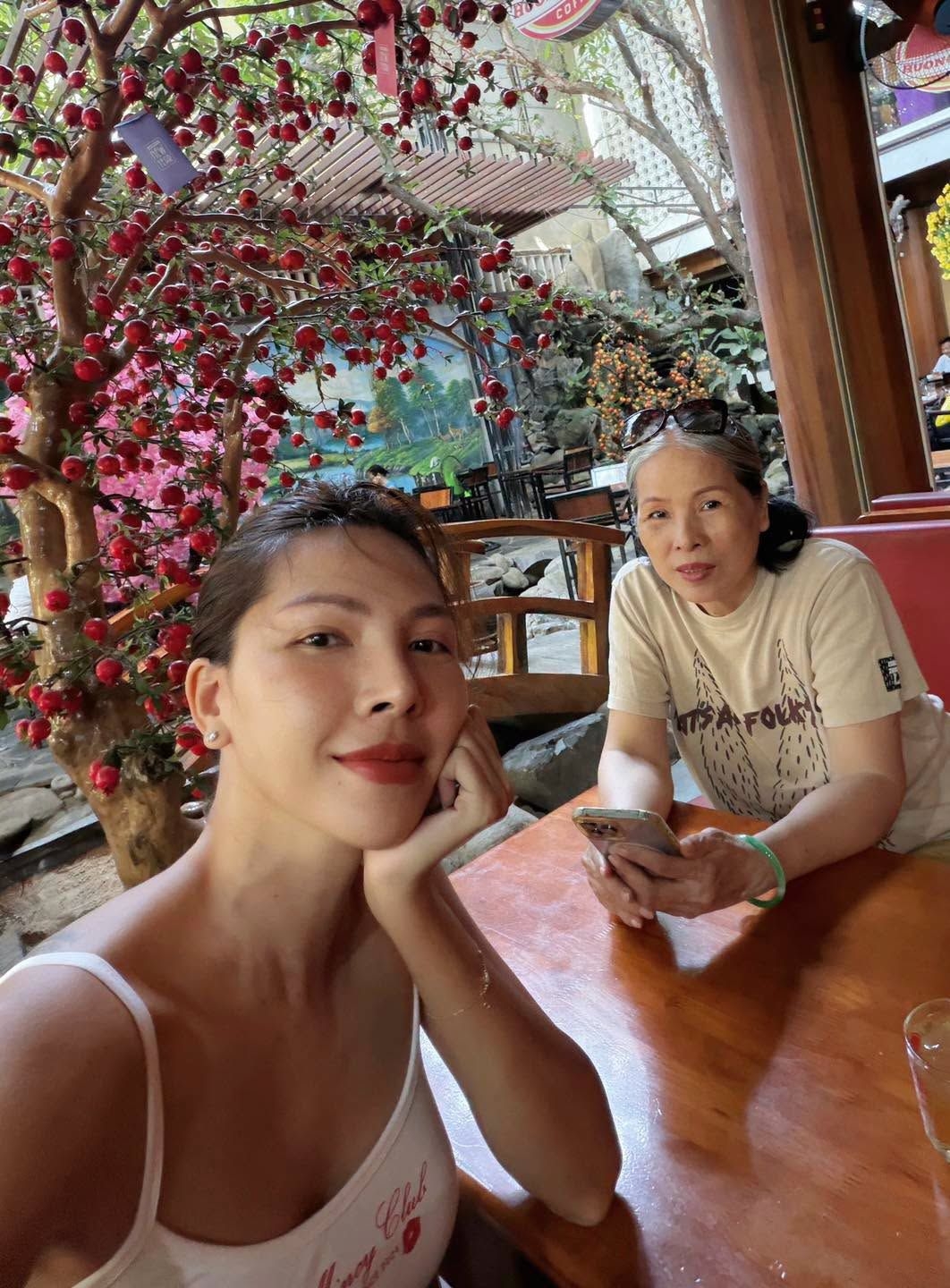 Minh Triệu đăng ảnh chụp cùng mẹ trong lúc chờ thưởng thức cà phê quê nhà, hỏi người hâm mộ: "Triệu có giống mẹ hong ta?".