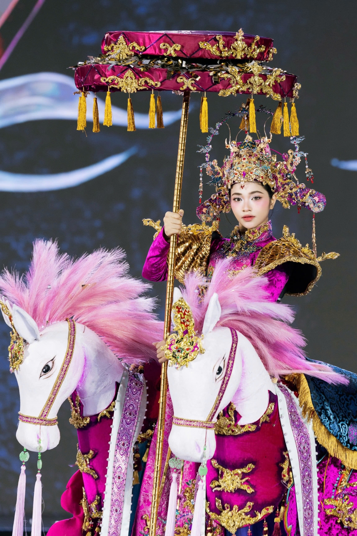 Á hậu Minh Kiên