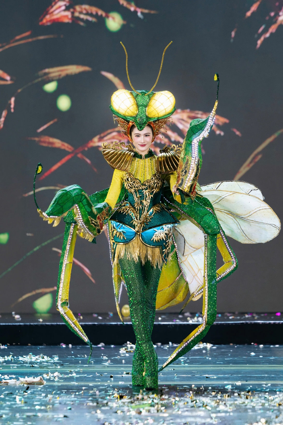 Hoa hậu Huỳnh Trần Ý Nhi trình diễn một thiết kế trong phần thi The Grand National Costume 2026