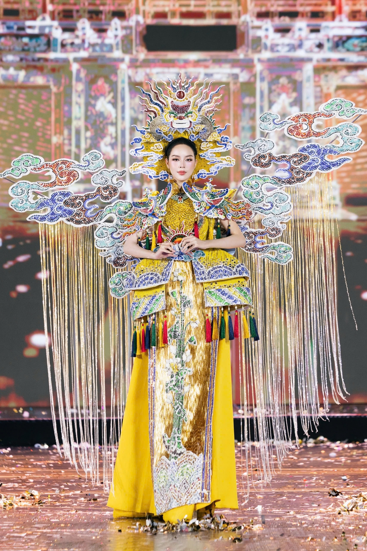 Hoa hậu Thanh Thủy đảm nhận vai trò người trình diễn cho một thiết kế văn hóa dân tộc tại The Grand National Costume 2026