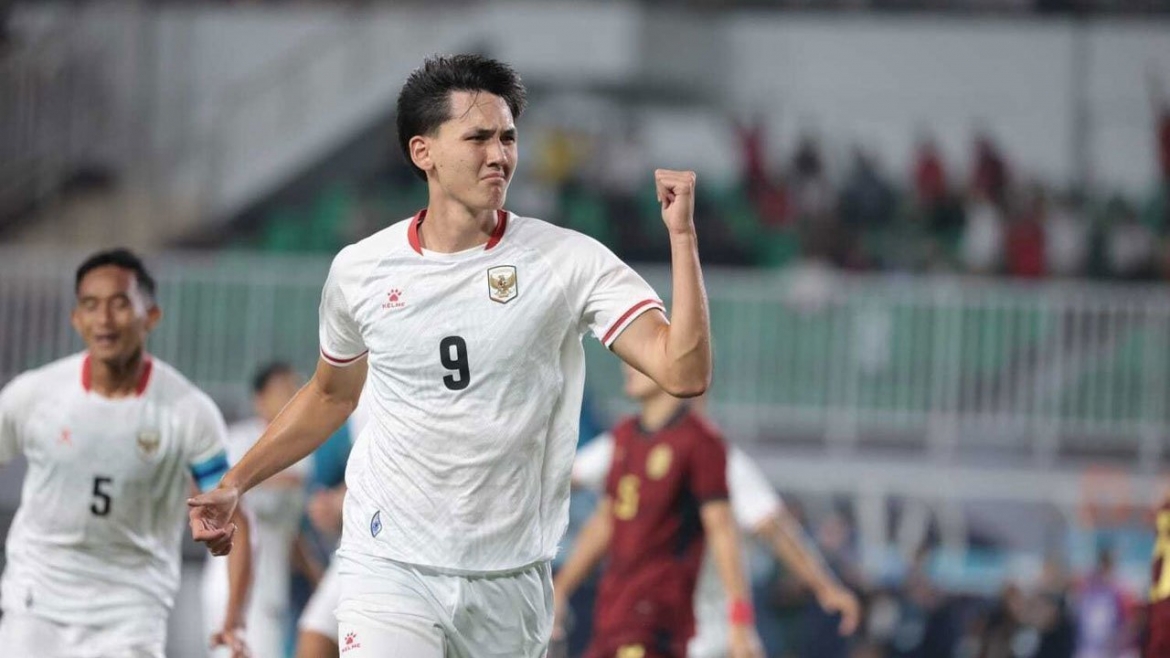 Mitchell Baker lập hat-trick giúp ĐT Indonesia thắng ĐT Campuchia 5-1. (Ảnh: Bola)
