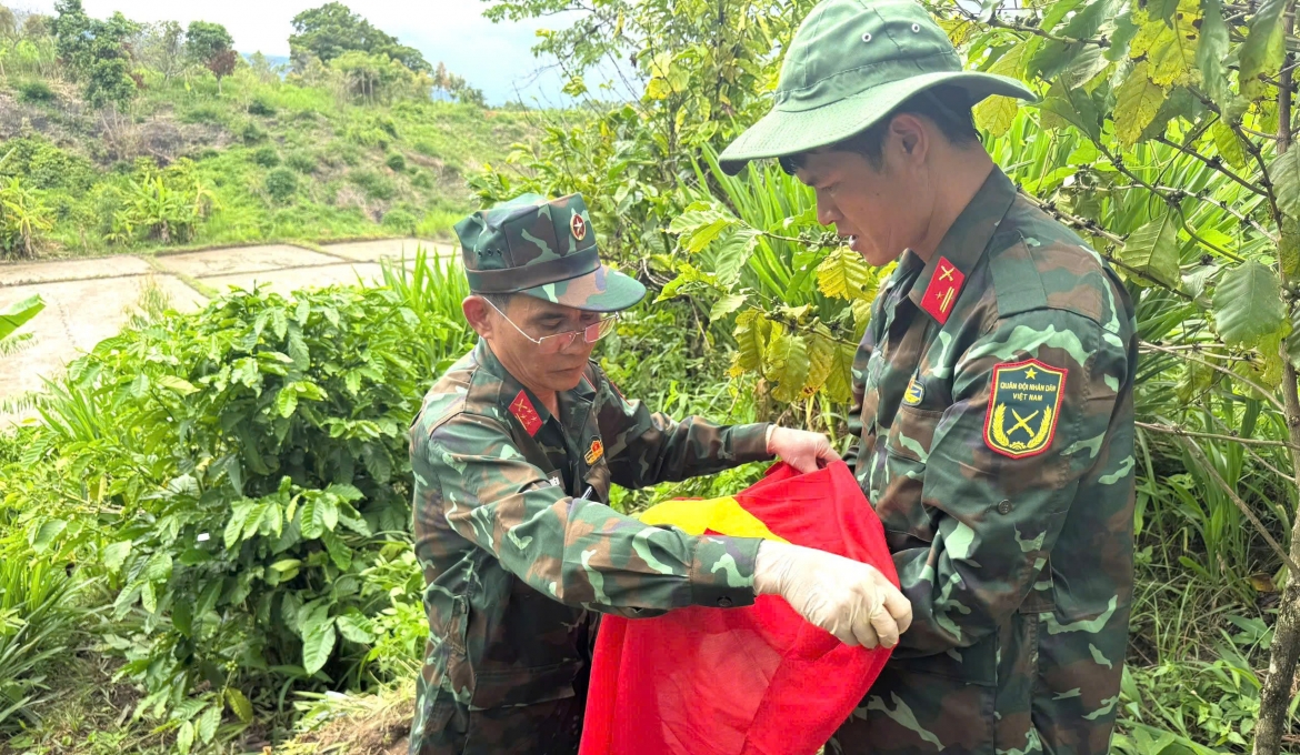 Việc quy tập thành công 2 hài cốt liệt sĩ là kết quả của sự phối hợp chặt chẽ giữa lực lượng quân sự với cấp ủy, chính quyền địa phương, đặc biệt là những thông tin quý giá do nhân dân cung cấp