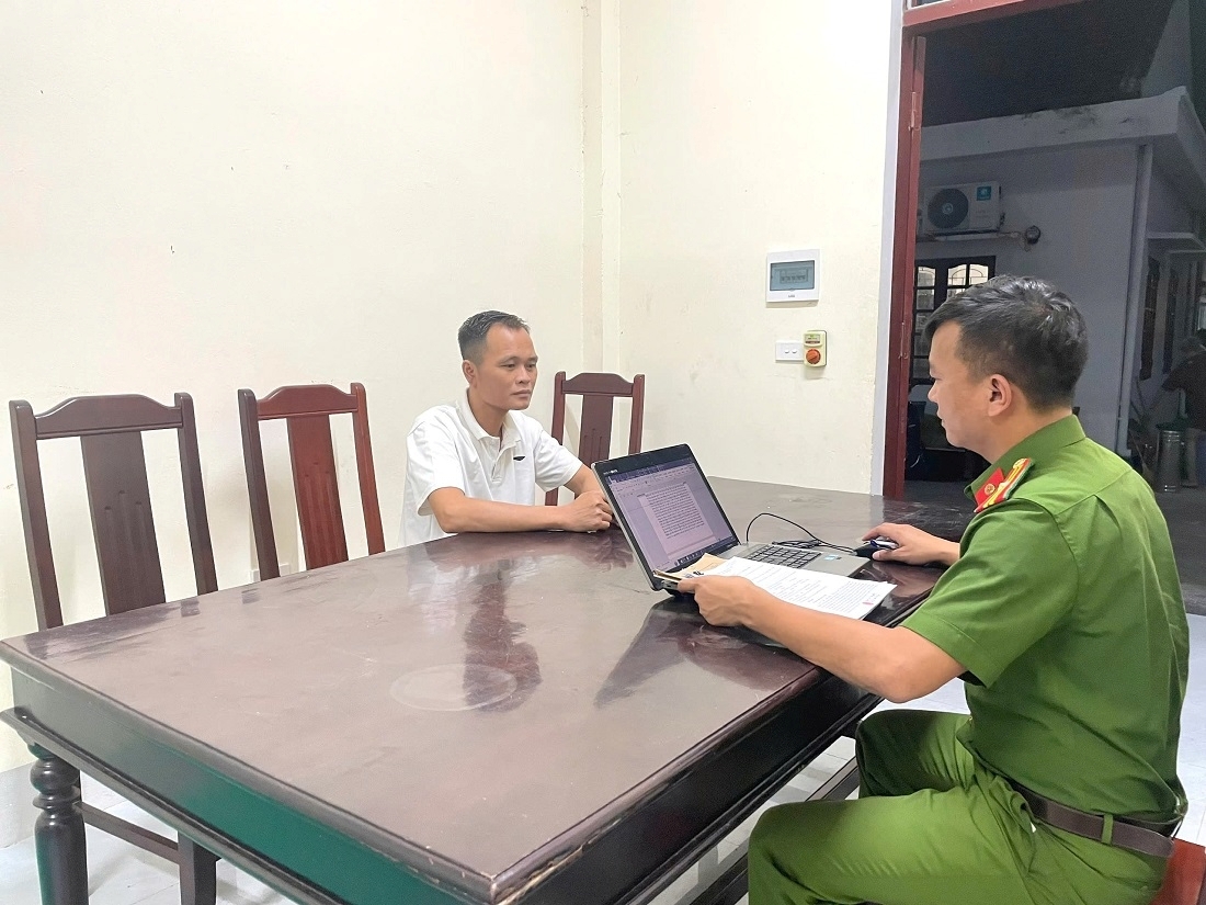 Cơ quan Công an lấy lời khai một đối tượng trong chuyên án. (Ảnh: Công an Nghệ An).