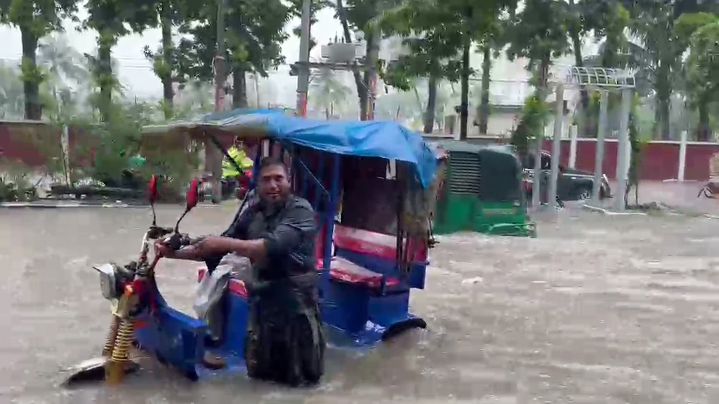 Ngập lụt ở thủ đô Bangladesh. Ảnh: ANI