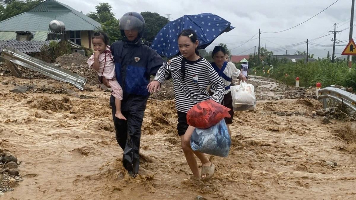 Nước lũ bủa vây nhiều thôn, bản của xã Mường Than, Lai Châu sáng 17/7.