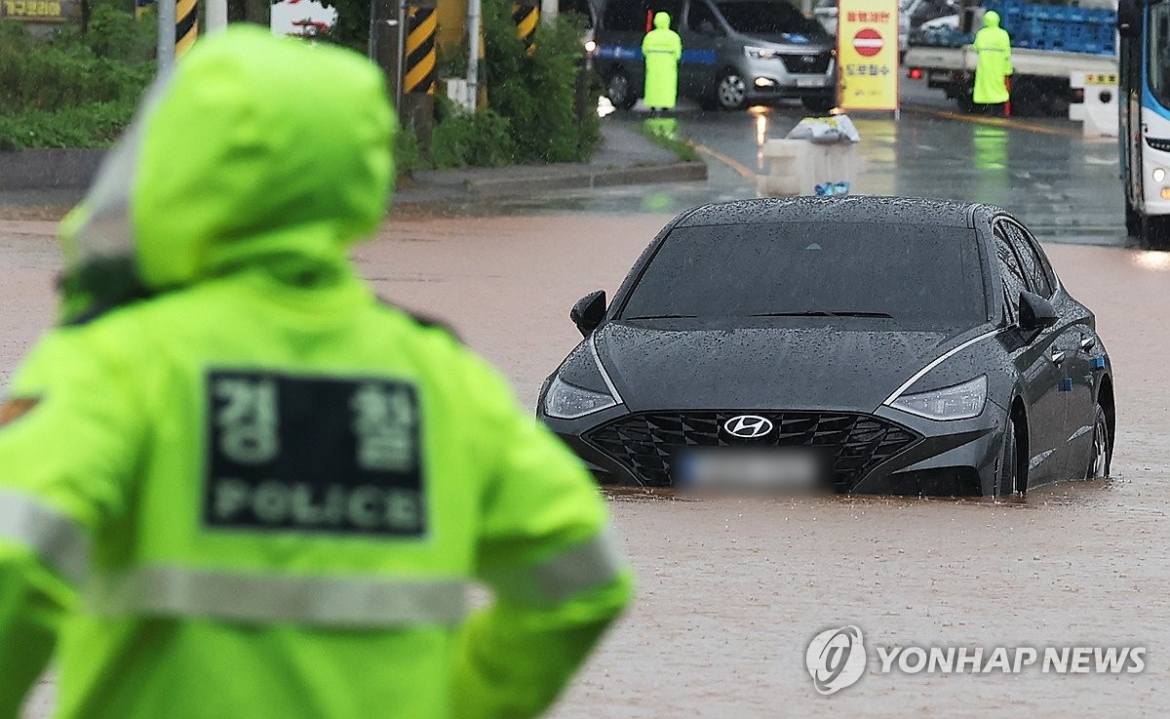 Mưa lũ khiến nhiều giao thông trọng yếu của Hàn Quốc bị tê liệt. Ảnh: Yonhap