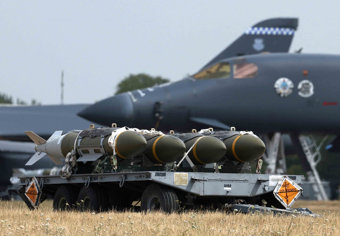 Một chiếc máy bay B-1B Lancer cùng các loại bom của Không quân Mỹ tại căn cứ không quân RAF Fairford, Gloucestershire, Anh (Ảnh: Reuters)