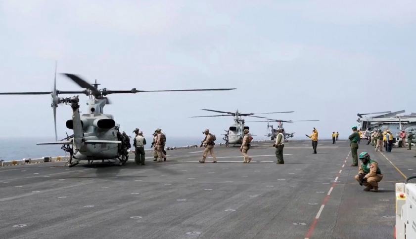 Trực thăng quân sự và binh lính Mỹ trên một tàu sân bay đang hoạt động tại biển Arab. (Ảnh: Reuters)