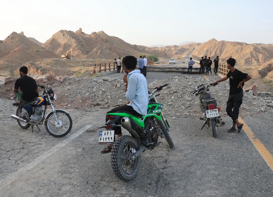 Một tuyến đường tại Iran bị phá hủy do giao tranh. Ảnh: AP