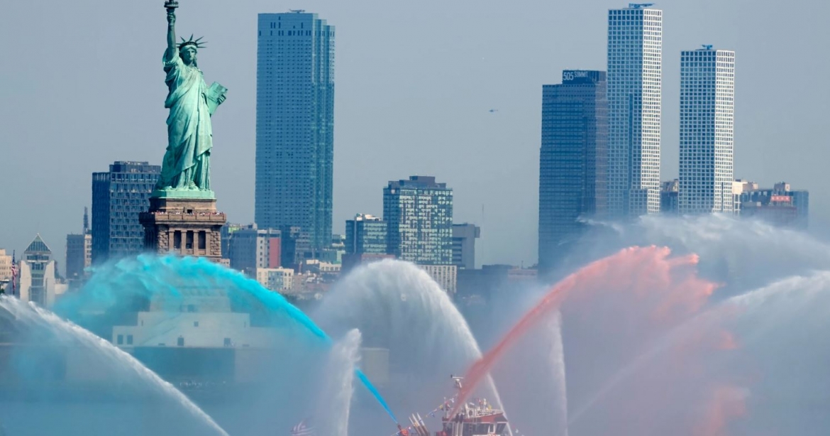Một tàu của Sở Cứu hỏa New York phun vòi rồng nước nhiều sắc màu ở cảng New York.