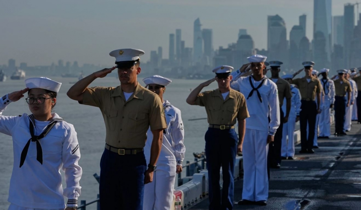 Các quân nhân chào từ boong tàu USS Kearsarge (LHD-3) tại cảng New York trong Lễ duyệt binh hải quân quốc tế kỷ niệm 250 năm ngày Quốc khánh Mỹ.