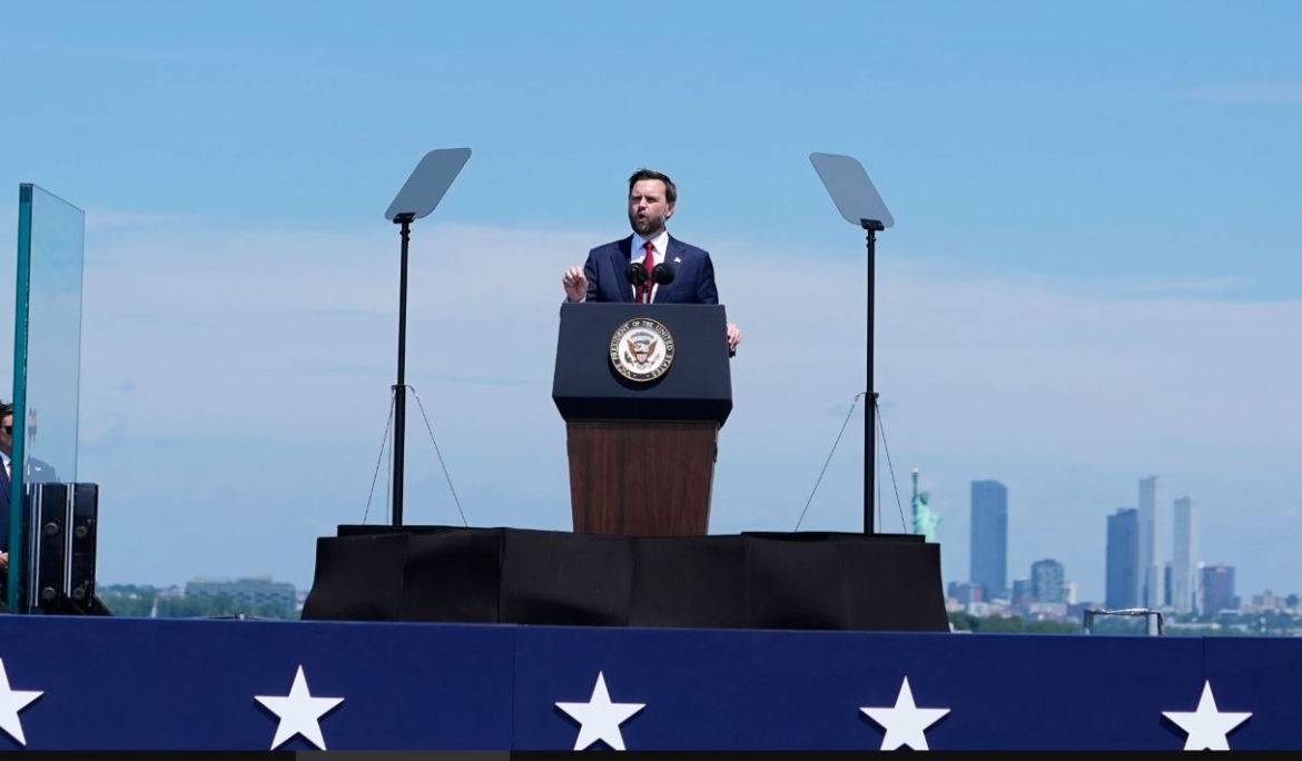 Phó Tổng thống Mỹ JD Vance phát biểu trên boong tàu USS Kearsarge (LHD-3) tại cảng New York trong Lễ duyệt binh hải quân quốc tế để kỷ niệm 250 năm ngày Quốc khánh.