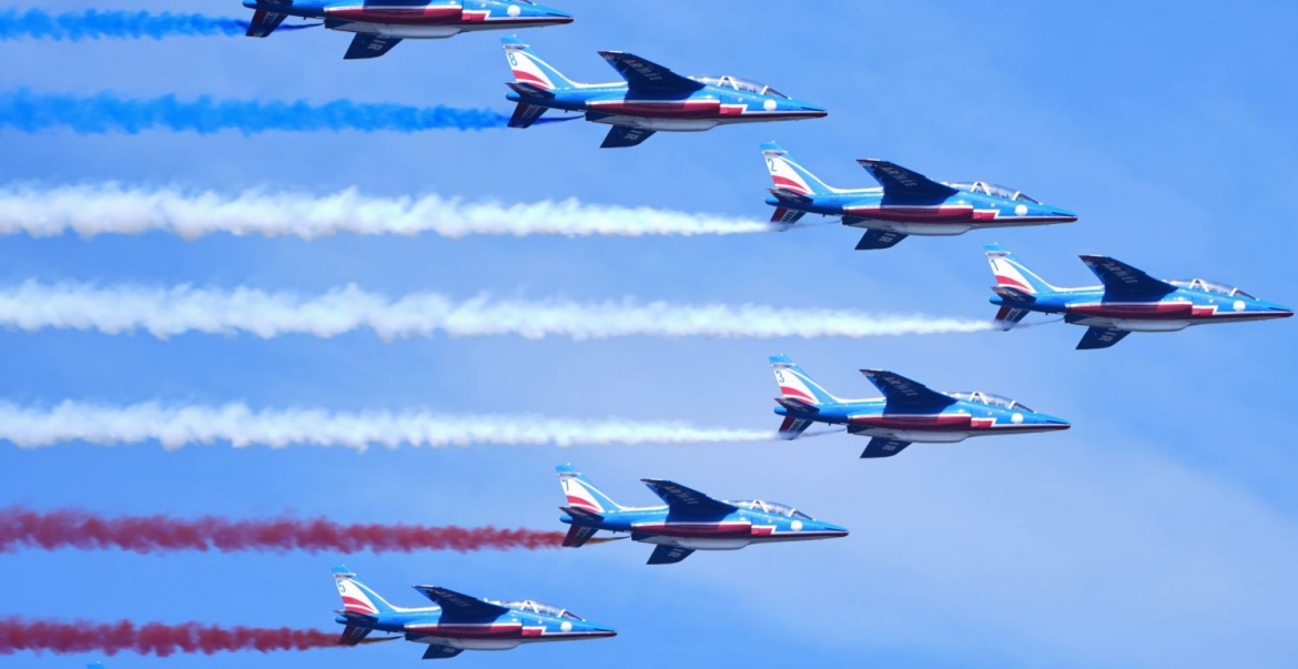 Đội bay biểu diễn Patrouille de France của Không quân Pháp thực hiện màn trình diễn trên không trong Lễ duyệt binh trên không quốc tế ngày 4/7/2026.