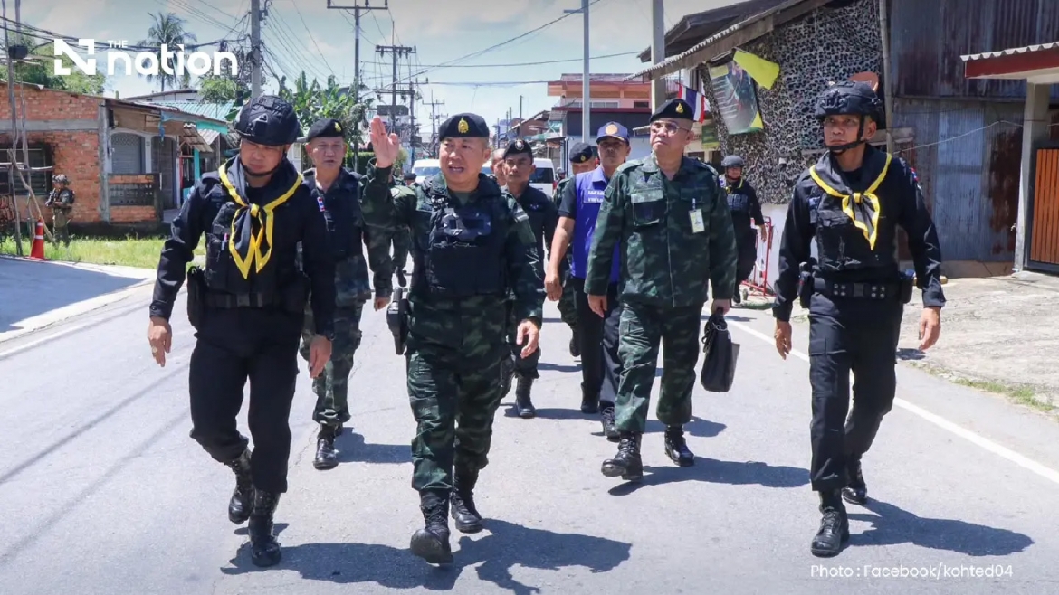 Đại tướng Chaiyapruek Duangprapat, Tham mưu trưởng Lục quân Hoàng gia Thái Lan, Tổng Thư ký Bộ Chỉ huy Tác chiến An ninh Nội địa thị sát hiện trường hôm 23/7. Nguồn: The Nation