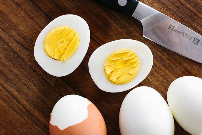 Trứng là nguồn cung cấp protein và chất béo lành mạnh tuyệt vời, giúp cơ thể hấp thụ năng lượng một cách từ từ và ổn định. (Ảnh minh họa: VietNamNet)