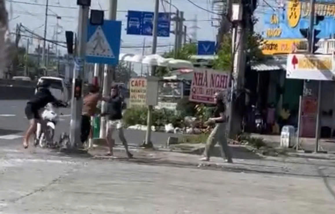 Công an đang xác minh danh tính nạn nhân và truy tìm nhóm đối tượng liên quan. Ảnh cắt từ clip