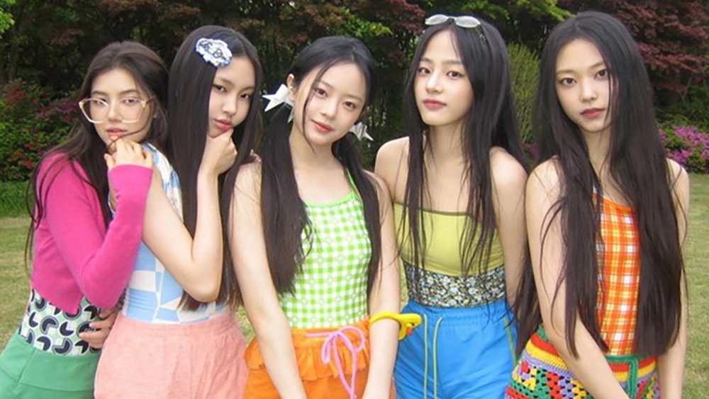 Từ trái sang phải là Danielle, Hyein, Hanni, Minji và Haerin, bốn thành viên ban đầu của nhóm nhạc nữ K-pop NewJeans với đội hình 5 người. (Ảnh: ADOR)