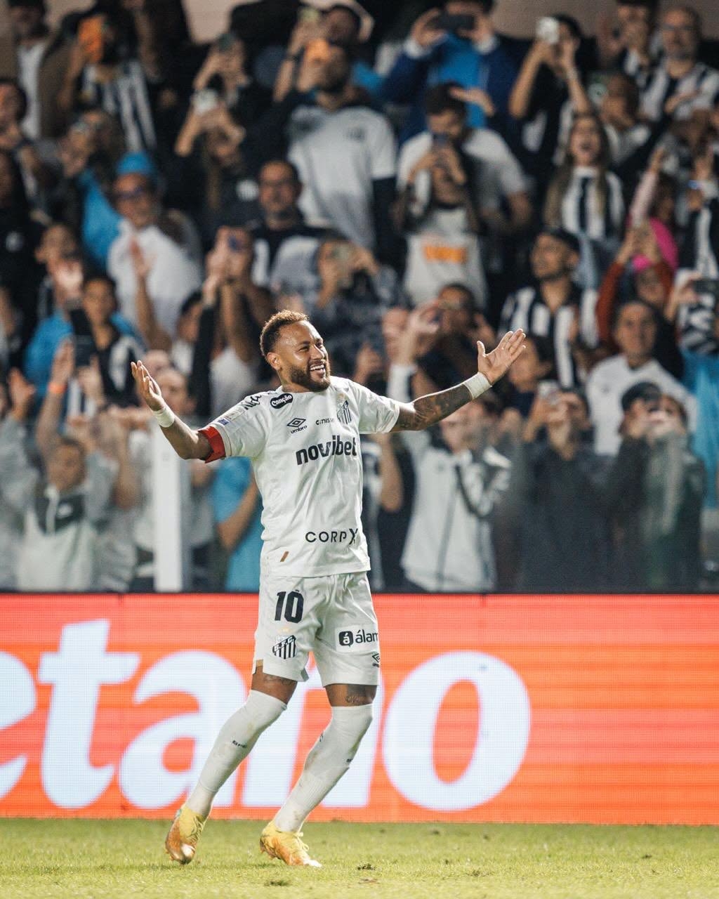Neymar ghi cú đúp trong trận Santos hoà Chapecoense 2-2. (Ảnh: CLB)