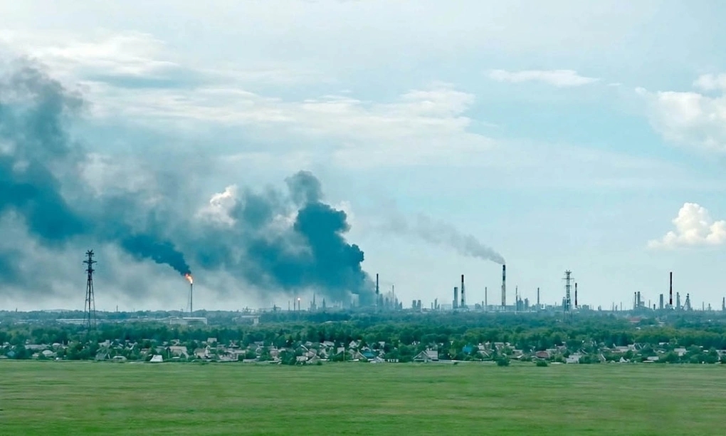 Khói đen bốc lên tại nhà máy lọc dầu Omsk ngày 6/7. Ảnh: Moscow Times