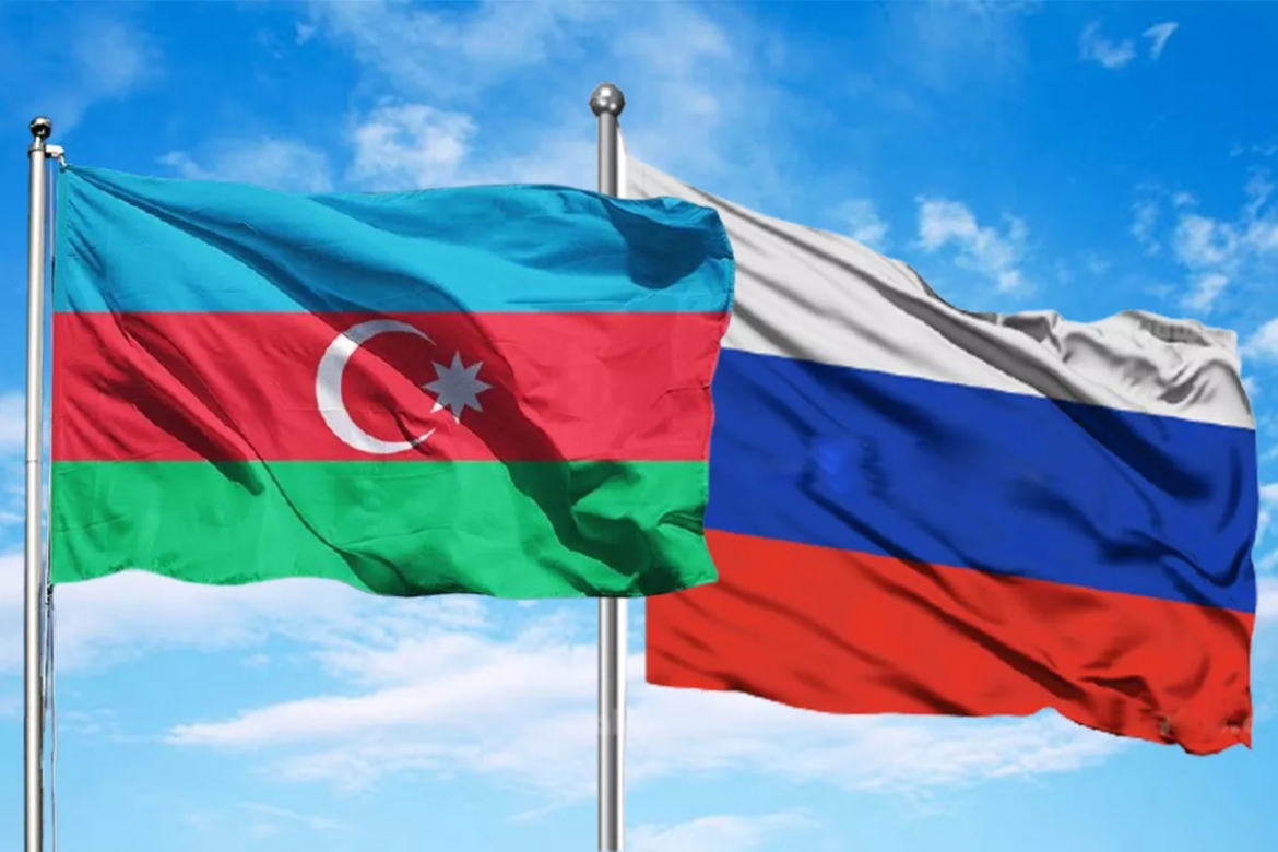 Quốc kỳ Azerbaijan và Nga. Ảnh: Caspian Post