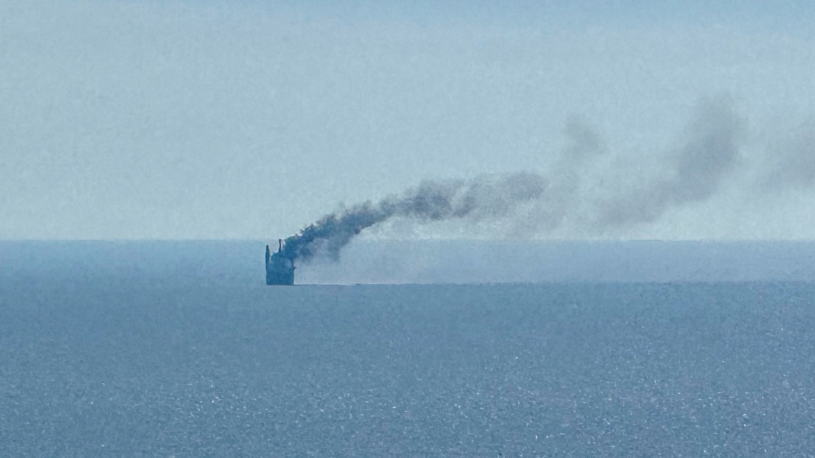 Một tàu bốc cháy gần cảng Odessa trên Biển Đen của Ukraine, ngày 14/7/2026. Ảnh: Reuters