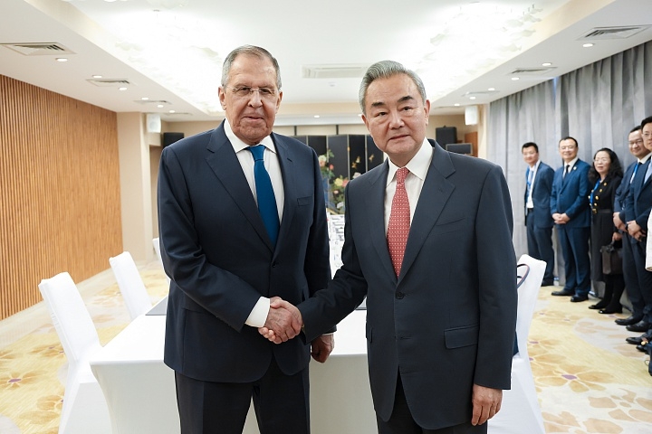 Ngoại trưởng Nga Sergey Lavrov và Ngoại trưởng Trung Quốc Vương Nghị tại buổi hội đàm. Nguồn: Mid.ru