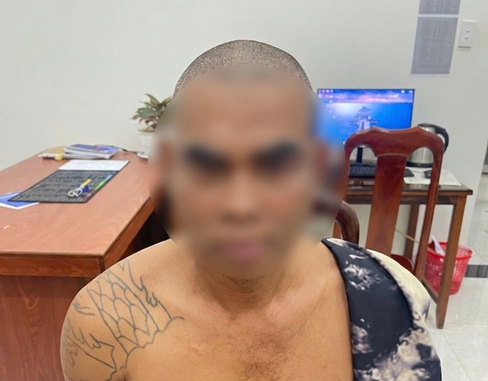 Nghi phạm Y Khiêng Mlô tại trụ sở Công an phường. (Ảnh: Công an Đắk Lắk)