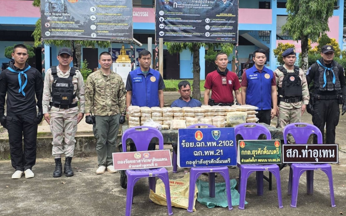 Nghi phạm Siwat Saengba bị bắt giữ trong lúc vận chuyển 400.000 viên ma túy tổng hợp, được cất giấu trong 2 bao tải phân bón. Ảnh: Bangkok Post.