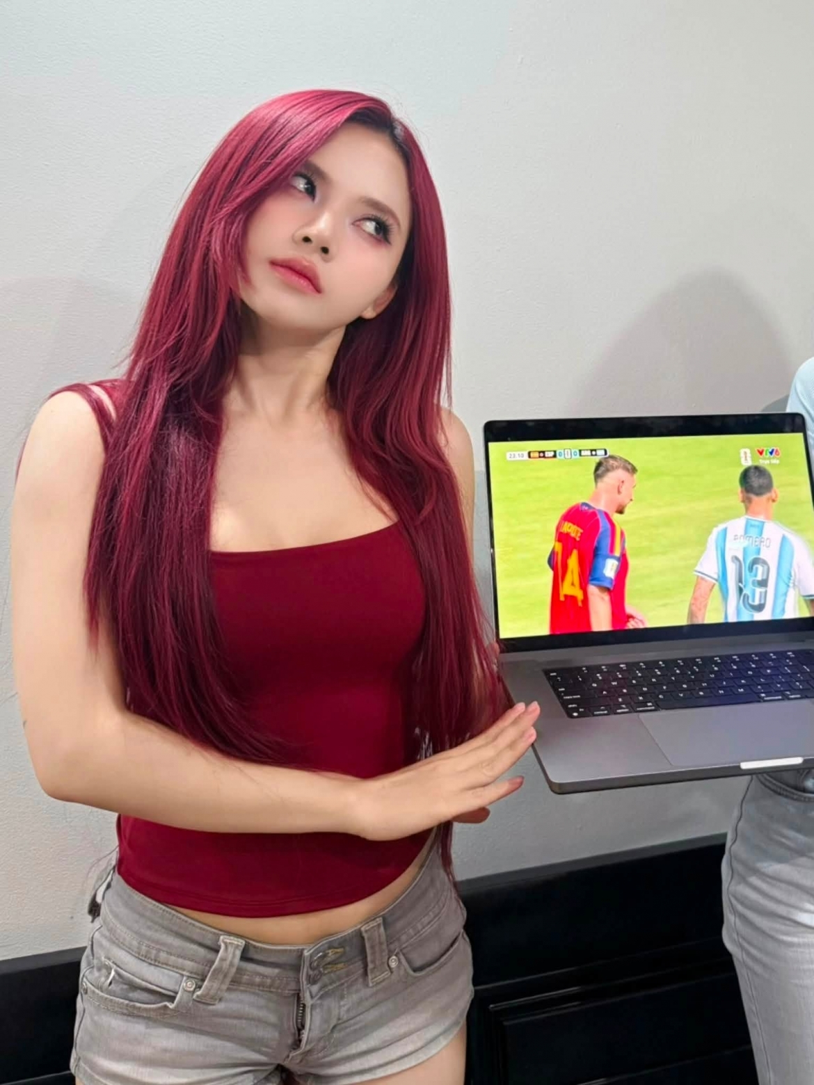 Ngô Lan Hương cũng chia sẻ khoảnh khắc theo dõi trận chung kết World Cup.