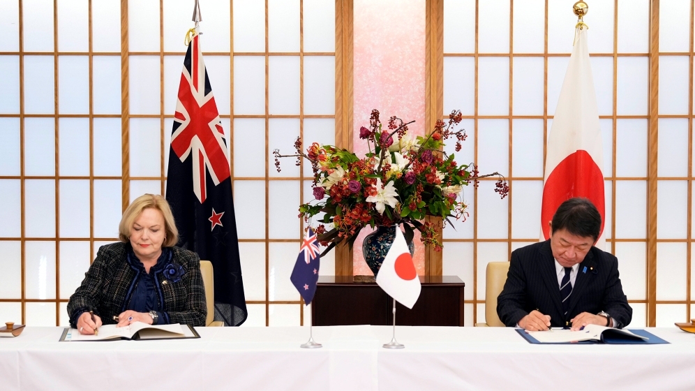 Ngoại trưởng Nhật Bản Motegi Toshimitsu và bà Judith Collins, khi đó là Bộ trưởng Quốc phòng New Zealand, ký kết ACSA vào ngày 19/12/2025 tại Tokyo - Ảnh: BNG Nhật Bản