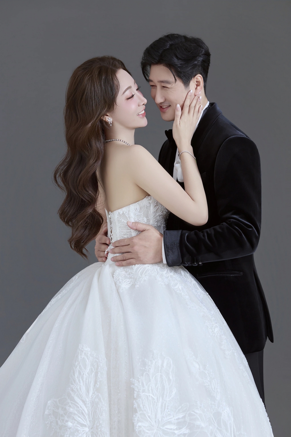 NSƯT Ngọc Quỳnh cùng diễn viên Thùy Anh ghi lại nhiều khoảnh khắc ngọt ngào trong bộ ảnh cưới vừa công bố.