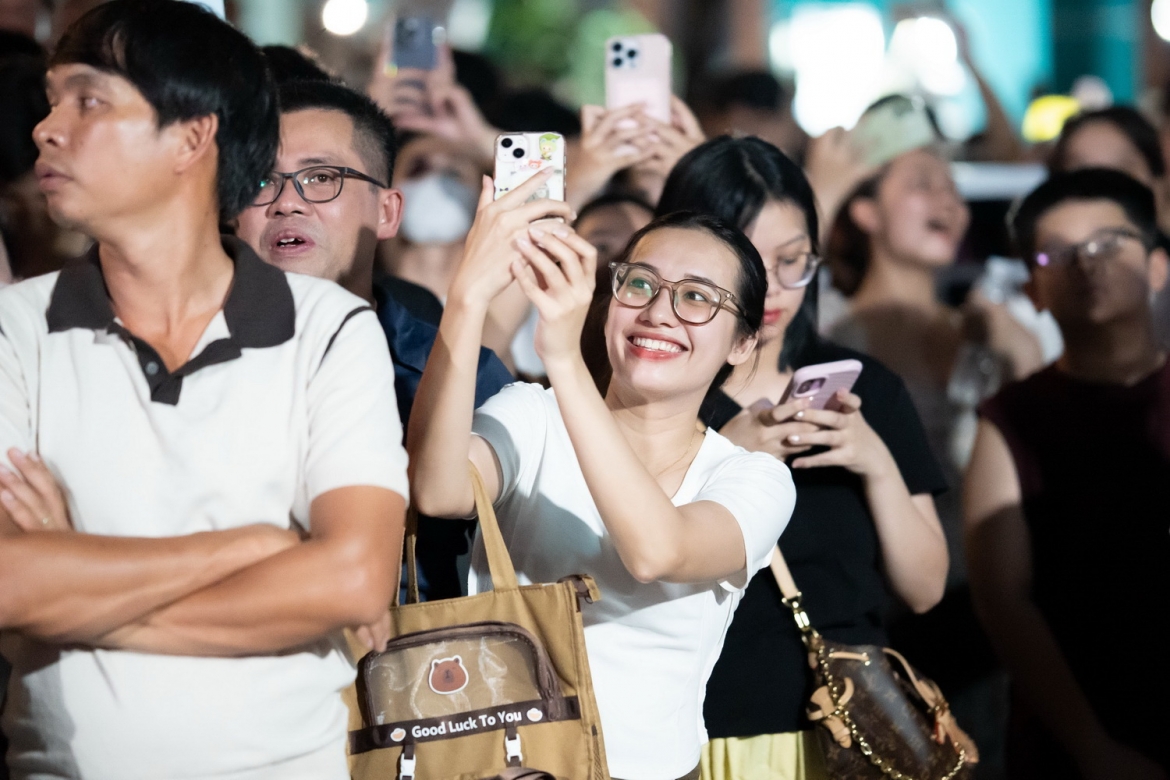 Người dân, du khách thích thú xem pháo hoa