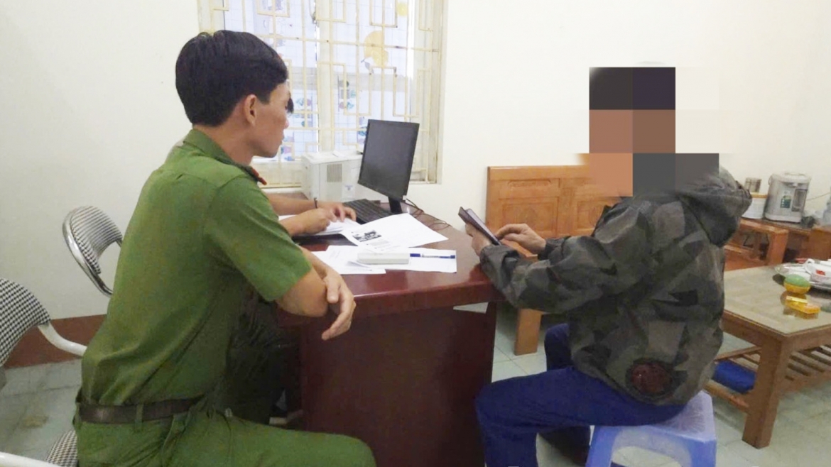 Công an làm việc với trường hợp đăng tải thông tin chưa kiểm chứng trên không gian mạng.
